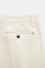Dondup Chino 'Ben' creme, Detailaufnahme Rückseite schmal zulaufend, twill aus Baumwolle und Lyocell, weicher Griff, garment dyed, Taschen, Metall-Initial.