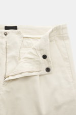 Dondup Chino 'Ben' creme, Detailansicht von Bund und Reißverschluss, Twill aus Baumwolle/Lyocell, leichter Stretch, Tapered Fit, Metall-Initial.