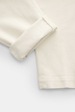 Nahaufnahme der gekrempelten Saumkante der Dondup Chino 'Ben' creme aus Twill, Baumwolle, Lyocell, leicht elastisch, weicher Griff.