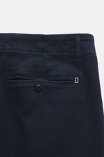 Dondup Chino 'Ben' navy Rückansicht, Twill aus Baumwolle und Lyocell, weicher Griff, garment dyed, französische Taschen, Metall-Initial, Knopf-Gesäßtasche.
