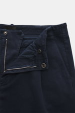 Nahaufnahme von geöffneter Dondup Chino 'Ben' navy aus Baumwoll-Lyocell-Twill, mit Reißverschluss, Slide Button und weichem Griff.