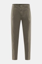 Dondup Chino 'Ben' khaki in frontaler Nahaufnahme, Twill aus Baumwolle und Lyocell, garment dyed, weich, leicht elastisch, tapered Fit, knöchellang, Bundfalte, Taschen.