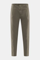 Dondup Chino 'Ben' khaki in frontaler Nahaufnahme, Twill aus Baumwolle und Lyocell, garment dyed, weich, leicht elastisch, tapered Fit, knöchellang, Bundfalte, Taschen.