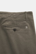 Detailaufnahme der Gesäßtasche der Dondup Chino "Ben" khaki, Twill aus Baumwolle und Lyocell, weicher Griff, garment dyed, Reißverschluss, Metall-Initial.