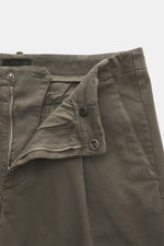 Nahaufnahme der geöffneten Taille der Dondup Chino 'Ben' khaki aus Baumwoll-Lyocell-Twill, leicht elastisch, weicher Griff, garment dyed, Tapered Fit, mit Reißverschluss, Slide Button, einfacher Bundfalte, französischen Taschen, Gesäßtaschen mit Knopf und