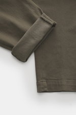 Nahaufnahme der Innenseite des aufgekrempelten Beins der Dondup Chino 'Ben' khaki aus Baumwoll-Lyocell-Twill, weich, elastisch, tapered fit.