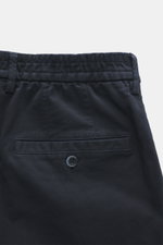 Nahaufnahme der Rückseite der GTA Baumwollhose 'Davide' navy aus Baumwoll-Twill mit elastischem Bund, französischer Tasche, Knopf und kleinem Logo-Detail.
