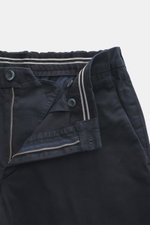 GTA Baumwollhose 'Davide' navy aus Baumwoll-Twill, elastisch, Regular Fit, leicht schmal, Detailansicht Bund mit Reißverschluss, Knöpfen, innenliegendem Band.