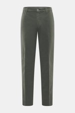 GTA Baumwollhose 'Davide' graugrün, frontale Nahaufnahme, Baumwoll-Twill, Regular Fit, elastisch, französische Taschen, Reißverschluss, Bundknopf, Logo-Detail.
