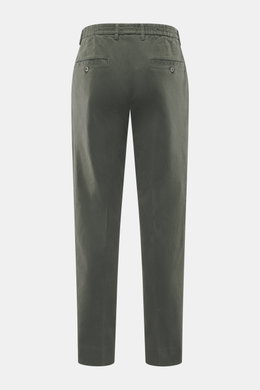 GTA Baumwollhose 'Davide' graugrün, Rückansicht, Regular Fit, leicht schmal zulaufend, Baumwoll-Twill, elastisch, mit Reißverschluss, Bundknopf, französischen und Gesäßtaschen mit Knopf, glatter Griff, kleines Logo-Detail.