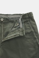 GTA Baumwollhose 'Davide' graugrün aus Baumwoll-Twill mit Reißverschluss, Bundknopf, innenliegendem elastischem Band, französischen Taschen, Detailansicht von oben.