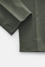 GTA Baumwollhose 'Davide' graugrün aus Baumwoll-Twill, elastisch, Regular Fit, leicht schmal zulaufend, Nahaufnahme der Hose von oben.