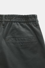 GTA Baumwollhose 'Davide' dunkelgrau, Detailaufnahme von hinten oben, Baumwoll-Twill mit elastischem Bund, Knopf-Gesäßtasche, Regular Fit, glatter Griff.