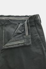 GTA Baumwollhose 'Davide' dunkelgrau, Detailansicht von oben mit offenem Reißverschluss, Bundknopf, elastischem Band und feinem Twill-Stoff.