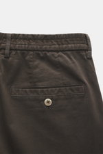 GTA Baumwollhose 'Davide' dunkelbraun, Detailaufnahme von hinten oben, Twill-Baumwolle, elastisch, Regular Fit, Knopf-Gesäßtasche, französische Taschen.