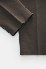 GTA Baumwollhose 'Davide' dunkelbraun, Detailaufnahme von unten schräg, Baumwoll-Twill, elastisch, Regular Fit, glatter Griff, schmal zulaufend