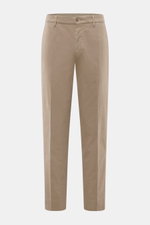 GTA Baumwollhose "Davide" beige, von vorne fotografiert, Regular Fit, Baumwoll-Twill mit elastischer Qualität, Reißverschluss, Bundknopf, französische Taschen.