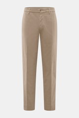 GTA Baumwollhose "Davide" beige, von vorne fotografiert, Regular Fit, Baumwoll-Twill mit elastischer Qualität, Reißverschluss, Bundknopf, französische Taschen.