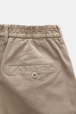 Nahaufnahme der Rückseite der beige GTA Baumwollhose 'Davide' aus Baumwoll-Twill mit elastischem Bund, Gesäßtasche und Knopf, Regular Fit.