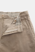 GTA Baumwollhose 'Davide' beige, Nahaufnahme von Bund mit Reißverschluss, Knöpfen, elastischem Band und französischen Taschen, Twill-Baumwolle