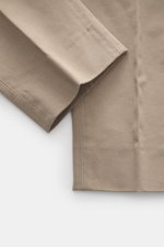 Nahaufnahme der beige GTA Baumwollhose 'Davide' aus Baumwoll-Twill, schmal zulaufend, Regular Fit, glatter Griff, Detailansicht des Beins, elastische Qualität sichtbar.