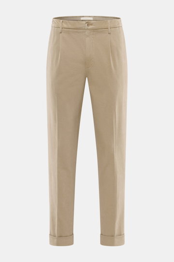 GTA Hose 'Dennis' beige, frontale Nahaufnahme, Twill aus Baumwolle mit Cashmere, leicht elastisch, softer Griff, Tapered Fit, reguläre Oberschenkelweite, knöchellang, schmal zulaufend, Reißverschluss, Bundknopf, innenliegendes elastisches Band, französisc