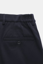 GTA Jersey-Hose 'Dennis' navy, Detailansicht von hinten oben, elastischer Bund, Knopf, Gesäßtasche, Jersey aus Viskose und Microfaser, Tapered Fit.