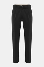Frontale Draufsicht auf die schwarze GTA Jersey-Hose 'Dennis' mit elastischem Jersey aus Viskose und Microfaser, Tapered Fit, Reißverschluss, Bundknopf, französischen Taschen und fixiertem Saumaufschlag.