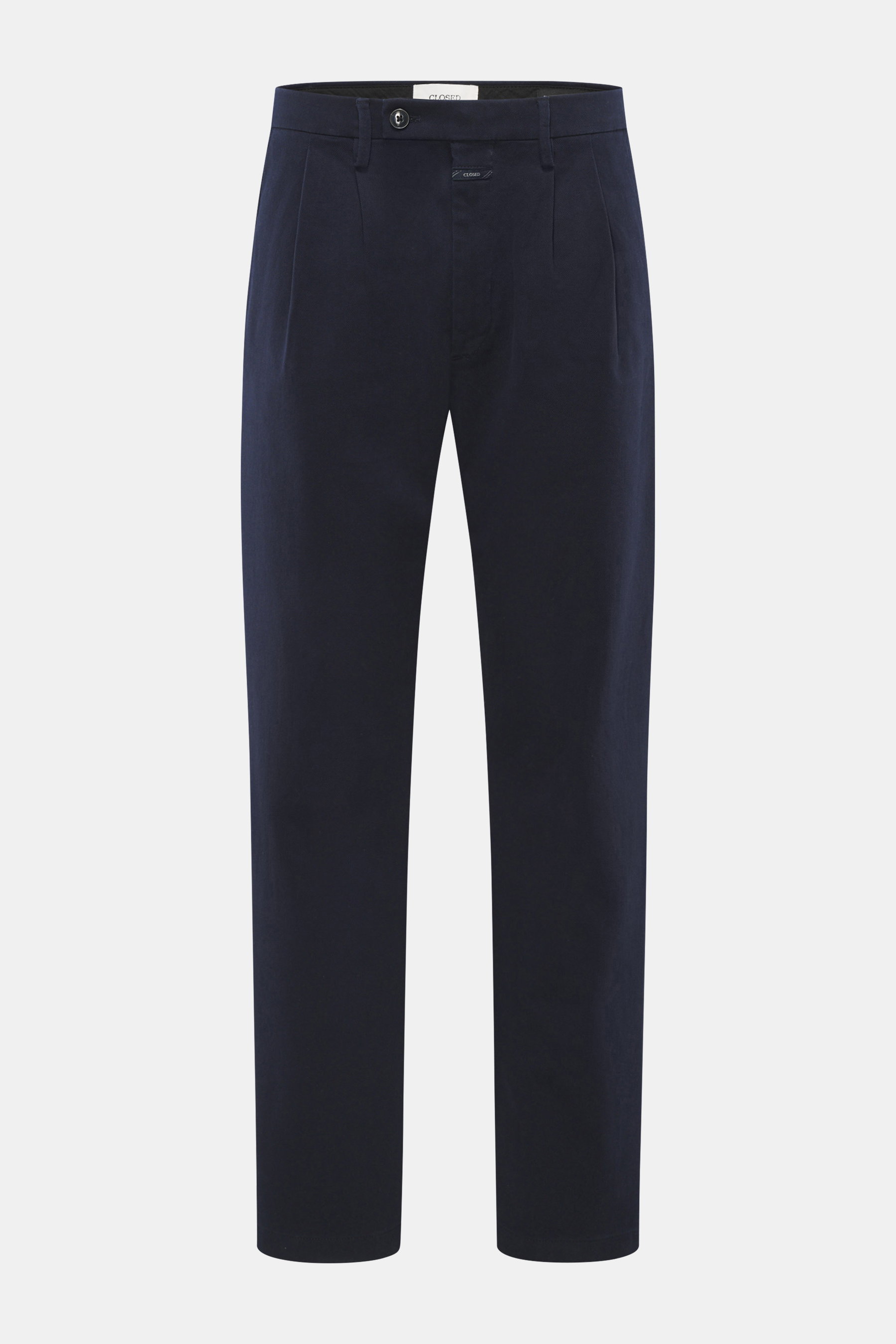 Frontale Nahaufnahme der Closed Baumwollhose 'Bergen Tapered' navy aus reiner Baumwolle mit Twill-Struktur, Tapered Fit, Bundhaken, Taschen.