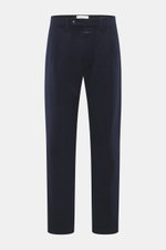 Frontale Nahaufnahme der Closed Baumwollhose 'Bergen Tapered' navy aus reiner Baumwolle mit Twill-Struktur, Tapered Fit, Bundhaken, Taschen.