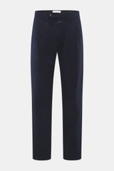 Frontale Nahaufnahme der Closed Baumwollhose 'Bergen Tapered' navy aus reiner Baumwolle mit Twill-Struktur, Tapered Fit, Bundhaken, Taschen.