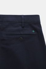 Nahaufnahme der Closed Baumwollhose 'Bergen Tapered' navy von hinten, reine Baumwolle, Twill-Struktur, Bundhaken, Gesäßtaschen mit Knopf.