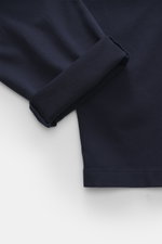 Geschlossene Nahaufnahme der Closed Baumwollhose 'Bergen Tapered' navy mit markanter Twill-Struktur, weichem Griff, leicht elastischer Qualität und umgeschlagenem Beinabschluss.