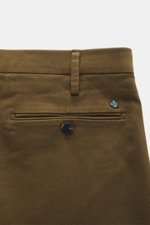 Nahaufnahme der Rückseite der Closed Baumwollhose 'Bergen Tapered' braun, reine Baumwolle, Twill-Struktur, weicher Griff, paspelierte Gesäßtasche mit Knopf, kleines Metall-Initial und typisches CLOSED-Weblabel.
