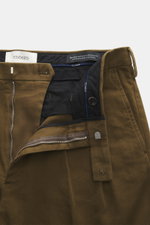 Nahaufnahme der geöffneten Taille der Closed Baumwollhose 'Bergen Tapered' braun mit Reißverschluss, Bundhaken, doppelter Bundfalte und Twill-Struktur.