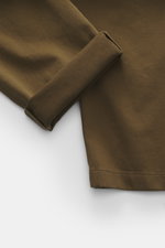 Nahaufnahme von umgeschlagenem Hosensaum und Baumwollstoff der Closed Baumwollhose 'Bergen Tapered' braun mit Twill-Struktur, weichem Griff, leicht elastischer Qualität aus reine Baumwolle.
