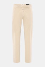 Closed Cordhose 'Clifton' sand im Regular Fit aus weichem Baumwoll-Cord, leicht schmal zulaufend, mit Bundhaken, Reißverschluss, französischen und Leistentaschen, frontal fotografiert.