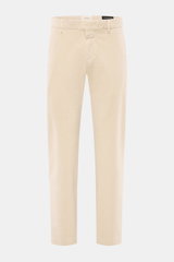 Closed Cordhose 'Clifton' sand im Regular Fit aus weichem Baumwoll-Cord, leicht schmal zulaufend, mit Bundhaken, Reißverschluss, französischen und Leistentaschen, frontal fotografiert.