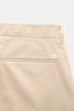 Nahaufnahme der Rückseite der Closed Cordhose 'Clifton' sand aus weichem Baumwoll-Cord mit Leistentaschen, Regular Fit, leicht schmal zulaufend.