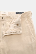 Detailaufnahme der geöffneten Taille der Closed Cordhose 'Clifton' sand aus weichem Baumwoll-Cord mit Reißverschluss, Bundhaken und Regular Fit.