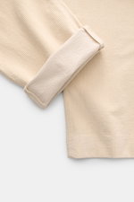 Detailaufnahme der sandfarbenen Closed Cordhose 'Clifton' aus weichem Baumwoll-Cord, leicht schmal zulaufend, mit umgeschlagenem Bein, Ansicht von oben.