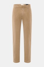 Closed Cordhose 'Clifton' hellbraun aus softem Baumwoll-Cord, Regular Fit, leicht schmal zulaufend, frontal fotografiert mit Reißverschluss, Bundhaken, französischen Taschen und Leistentaschen.