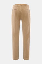 Closed Cordhose 'Clifton' hellbraun aus softem Baumwoll-Cord, leicht schmal zulaufend, Regular Fit, Rückansicht mit Leistentaschen und Bund.