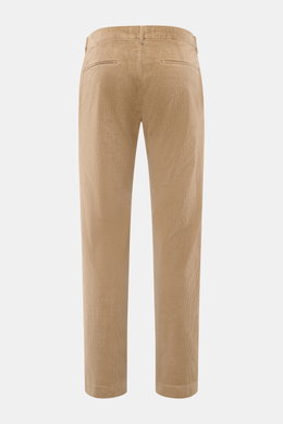 Closed Cordhose 'Clifton' hellbraun aus softem Baumwoll-Cord, leicht schmal zulaufend, Regular Fit, Rückansicht mit Leistentaschen und Bund.