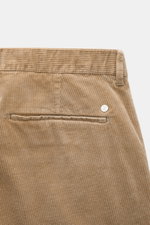 Close-up der leicht schmal zulaufenden Closed Cordhose 'Clifton' hellbraun aus softem Baumwoll-Cord mit Leistentasche, Reißverschluss, Bundhaken, Regular Fit.