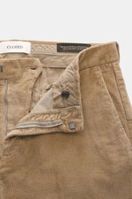 Geschlossene Nahaufnahme der hellbraunen Closed Cordhose 'Clifton' aus weichem Baumwoll-Cord mit Reißverschluss, Bundhaken und Regular Fit.
