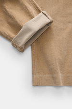 Nahaufnahme der hellbraunen Closed Cordhose 'Clifton' aus Baumwoll-Cord mit weichem Griff, leichter Stretch, Regular Fit, leicht schmal zulaufend, Detailansicht vom Bein und Saum.
