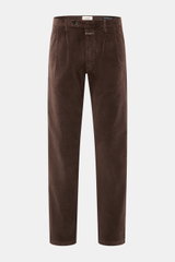 Closed Corduroy Pants 'Bergen' Brown front view, slightly elastic cotton corduroy, soft feel, tapered fit, ankle-length, zipper and button, pleats, French and welt pockets.