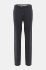 Hiltl Baumwollhose 'Parma' navy, frontale Aufnahme, Satin aus Baumwolle, leicht elastisch, glatter Griff, Regular Fit, schmal zulaufend, Zip Fly, Bundhaken, französische Taschen, Gesäßtaschen mit Knopf.