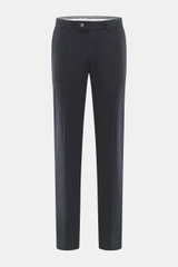 Hiltl Baumwollhose 'Parma' navy, frontale Aufnahme, Satin aus Baumwolle, leicht elastisch, glatter Griff, Regular Fit, schmal zulaufend, Zip Fly, Bundhaken, französische Taschen, Gesäßtaschen mit Knopf.